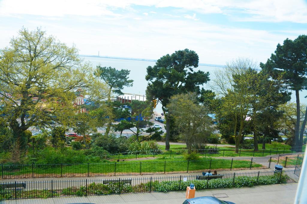 Pier View Self Catering Luxury Apartments 사우스엔드온시 객실 사진